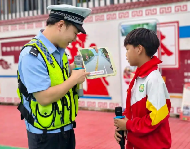 为切实提升学生安意识为师生上一堂知危险会避险交通安全课 为切实提升学生安意识为师生上一堂知危险会避险交通安全课