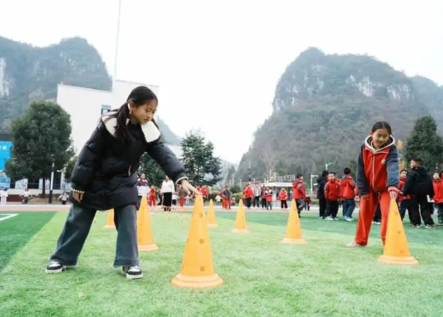 同学们正一起拼搭心情积木五颜六色的积木块在他们手中逐渐成型