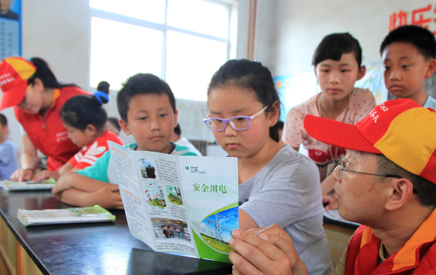 经过播映动画片和安排兴趣试验为学生解说家庭用电安全常识