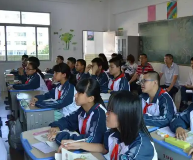 采用名校薄弱校新建校合作校的办学形式辐射带动多校区协同 采用名校薄弱校新建校合作校的办学形式辐射带动多校区协同