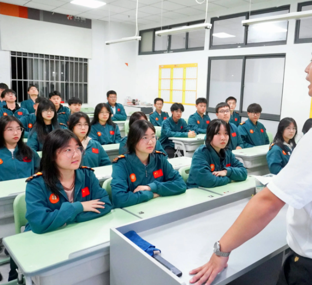 升学班选用文化课与专业课双线并进的培育形式文化课紧扣